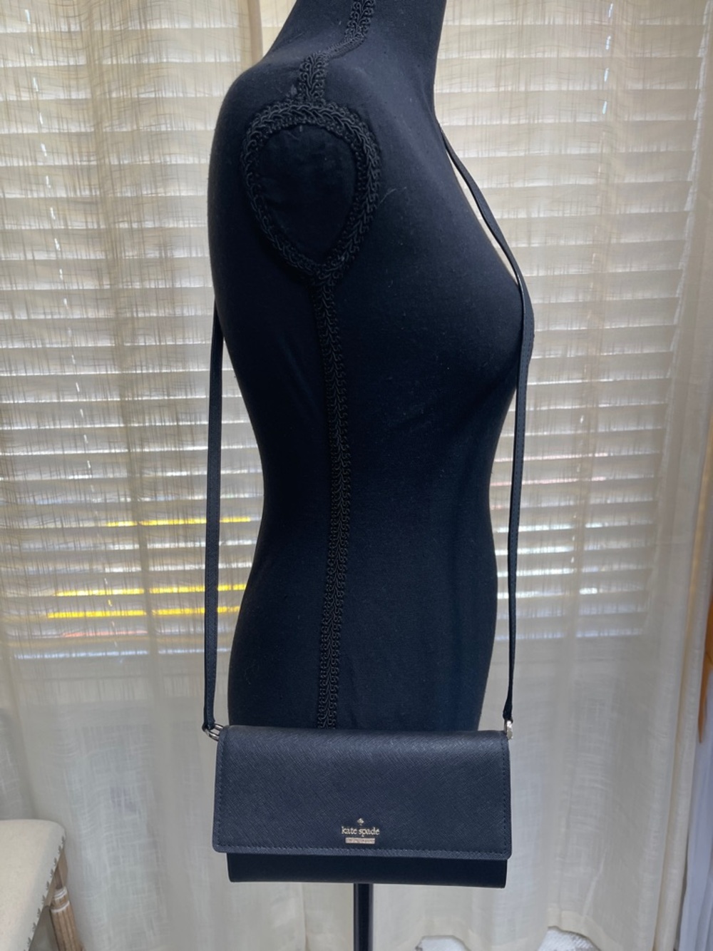 kate spade black saffiano crossbody wallet(New)